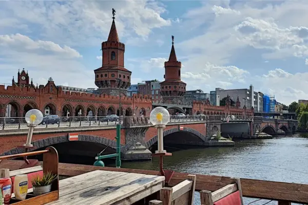 Shuffleboard am Pirates Berlin Oberbaumbrücke