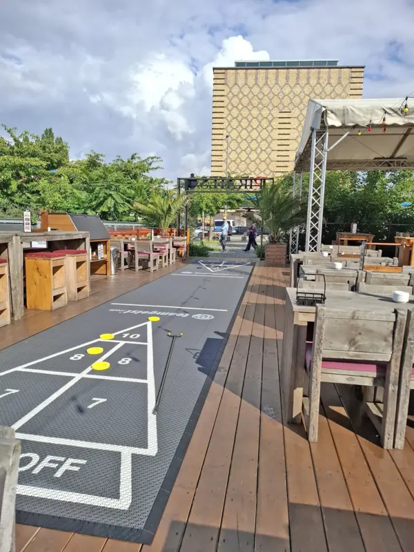 Shuffleboard am Pirates Berlin (Oberbaumbrücke) – Bild 2