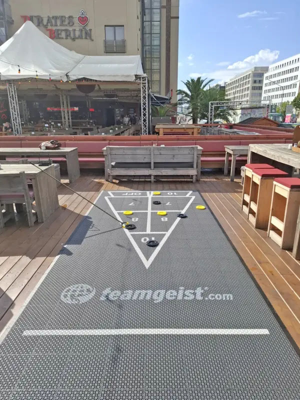 Shuffleboard am Pirates Berlin (Oberbaumbrücke) – Bild 4