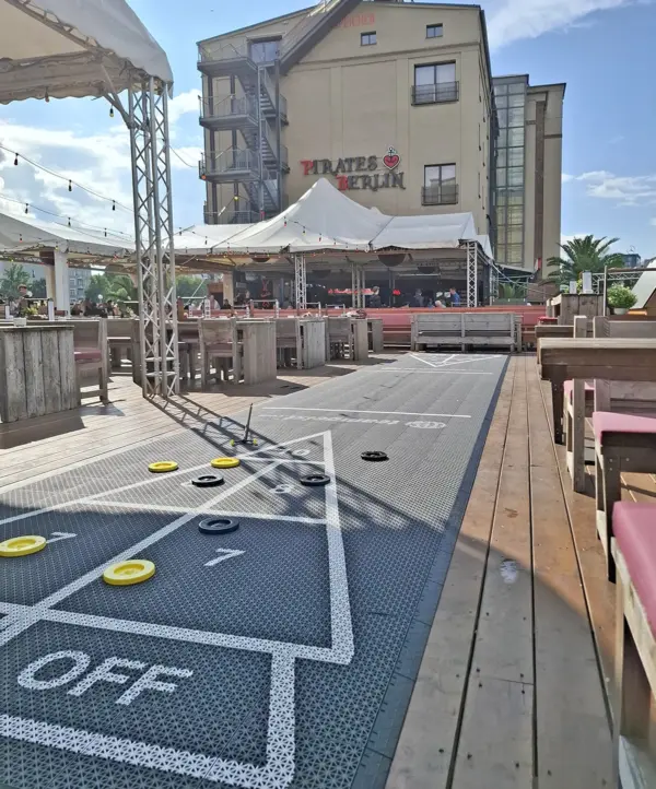 Shuffleboard am Pirates Berlin (Oberbaumbrücke) – Bild 5