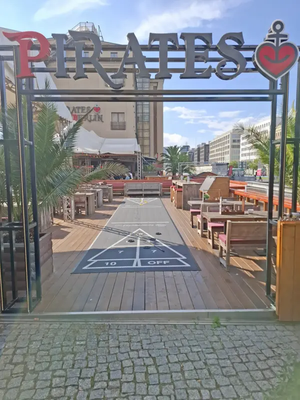 Shuffleboard am Pirates Berlin (Oberbaumbrücke) – Bild 3